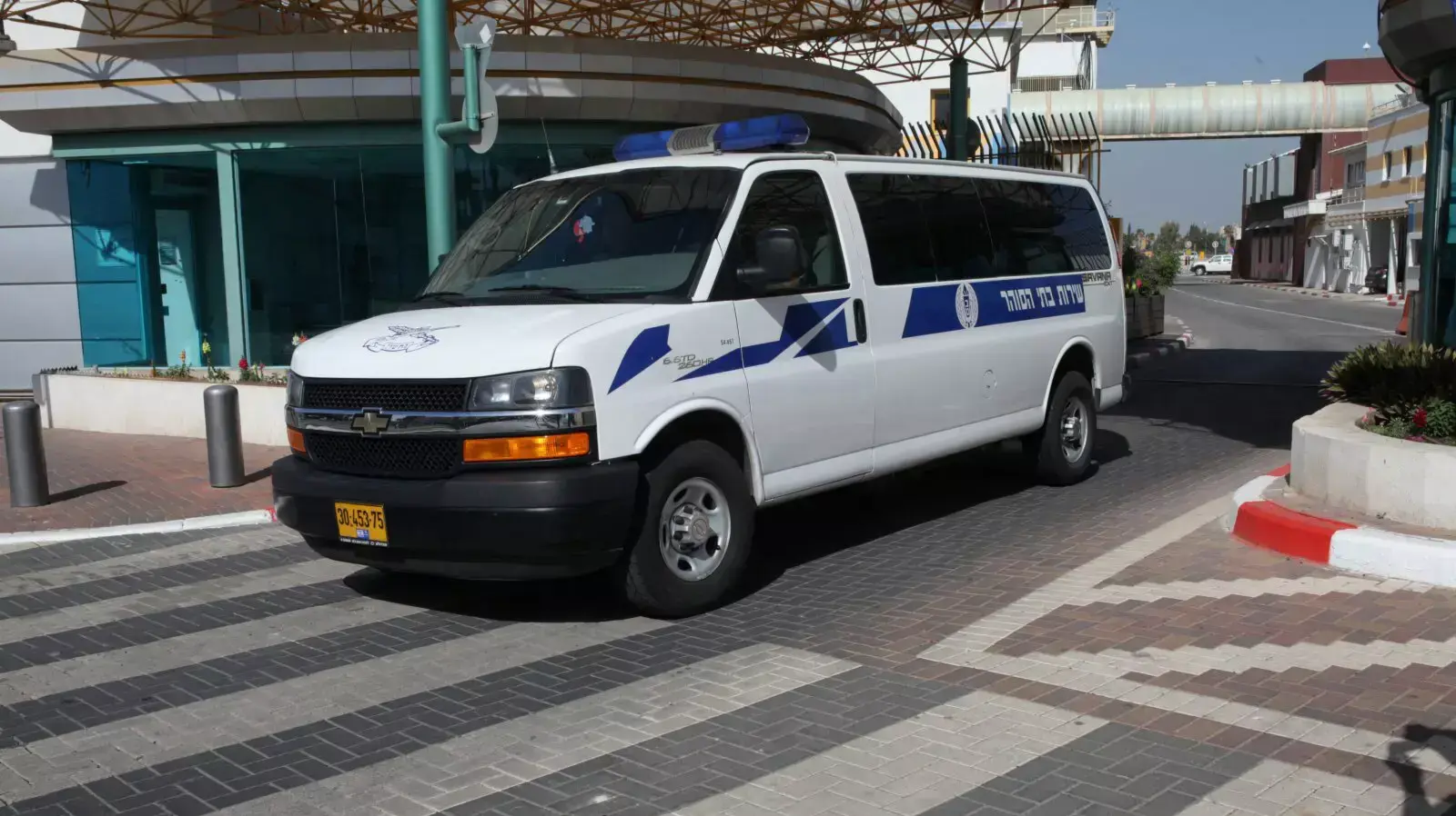 רכב של שירות בתי הסוהר בו מועבר יצחק אברג'יל שנחת בנתב"ג, ינואר 2014