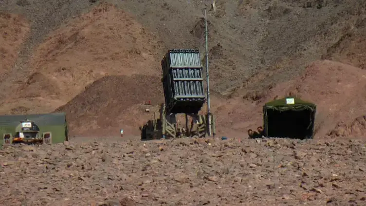 לוחם חיזבאללה ליד משגר רקטות בדרום לבנון, 2010 לוחם חיזבאללה ליד משגר רקטות בדרום לבנון, 2010