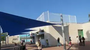 ילד נפל מגג בבית ספר במבשרת ציון על הציליה שנקרעה . ינואר 2014 ילד נפל מגג בבית ספר במבשרת ציון על הציליה שנקרעה . ינואר 2014
