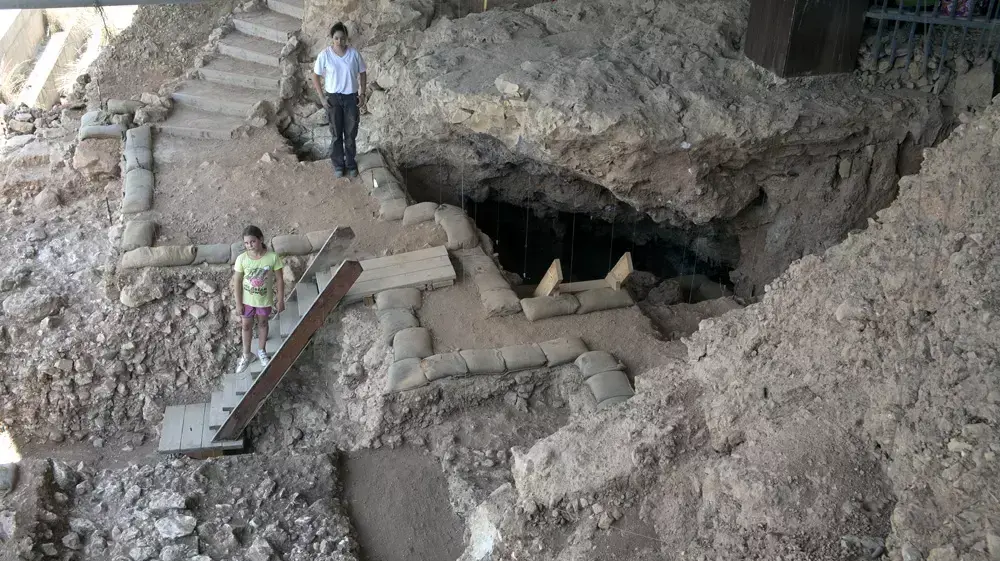 מערה ליד ראש העין בה נמצאה עדות למדורה הקדומה ביותר. ינואר 2014 מערה ליד ראש העין בה נמצאה עדות למדורה הקדומה ביותר. ינואר 2014