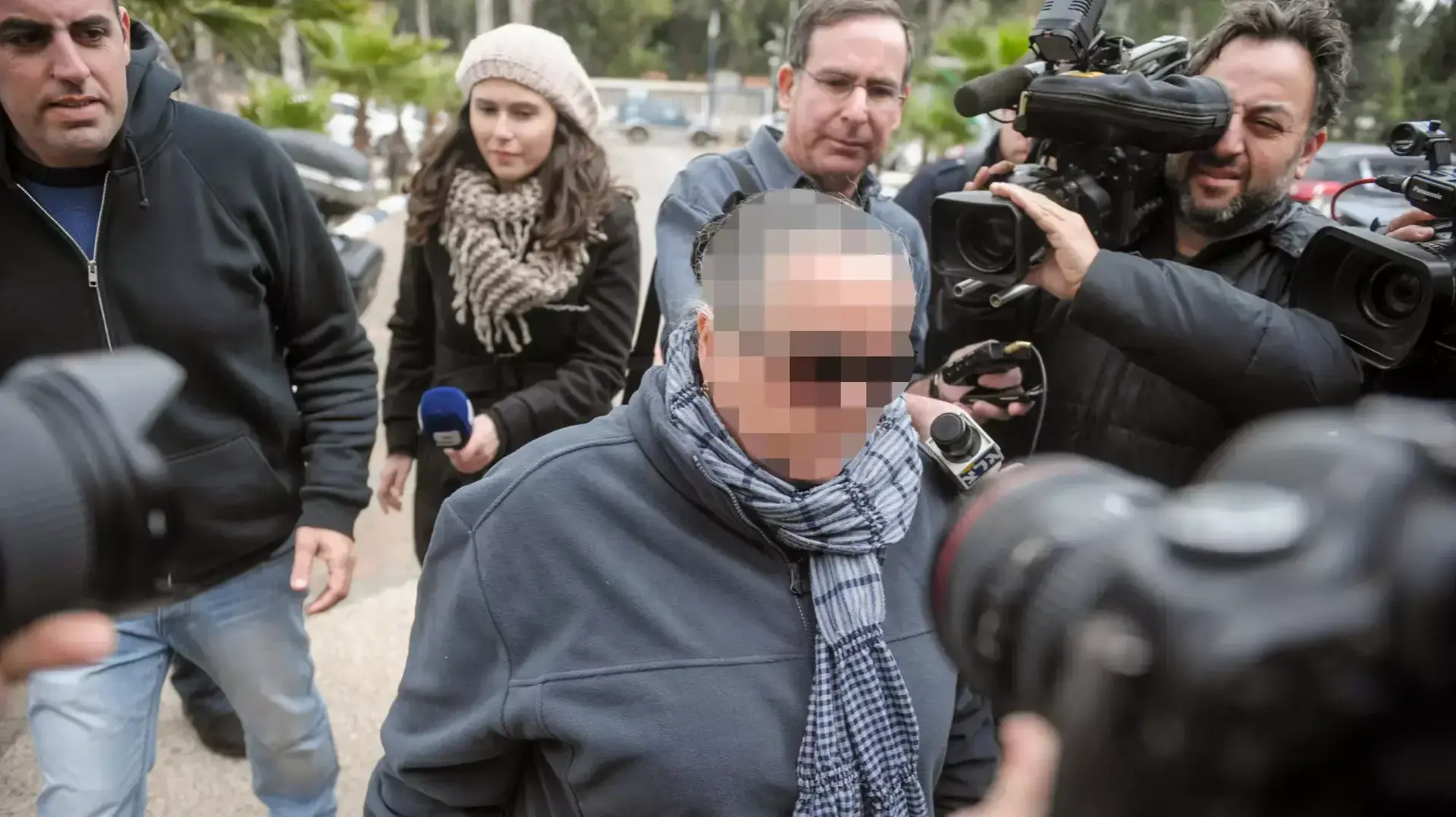 סייעת מהגן בקרית אתא החשודה כי אמרה לילדים להכות ילד בן 3, בכניסה לחקירה במשטרת זבולון. ינואר 2014 סייעת מהגן בקרית אתא החשודה כי אמרה לילדים להכות ילד בן 3, בכניסה לחקירה במשטרת זבולון. ינואר 2014