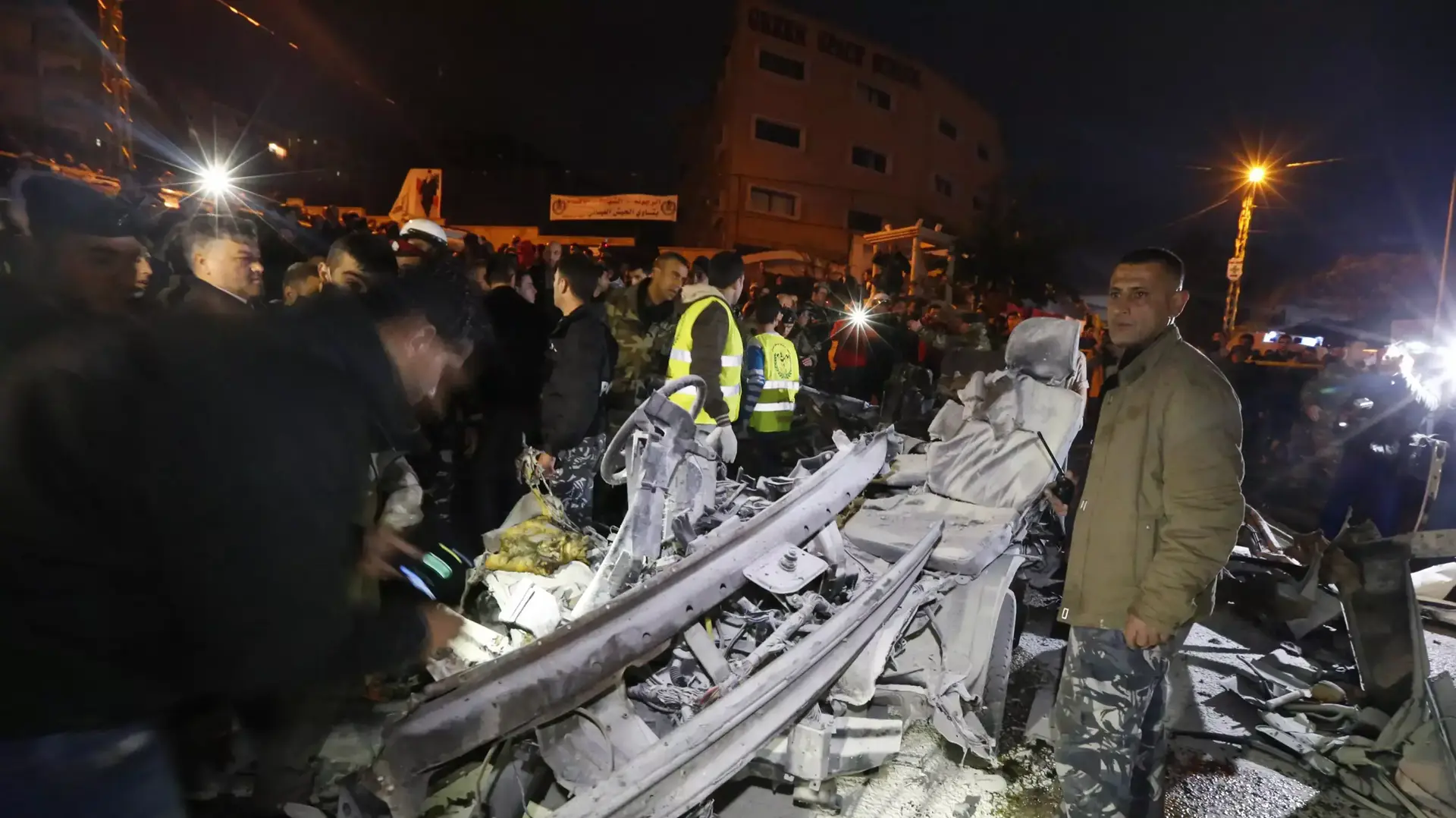 מכונית שהתפוצצה בשכונת שוויפאת בדרום העיר ביירות. לבנון, 3 בפברואר 2014 מכונית שהתפוצצה בשכונת שוויפאת בדרום העיר ביירות. לבנון, 3 בפברואר 2014