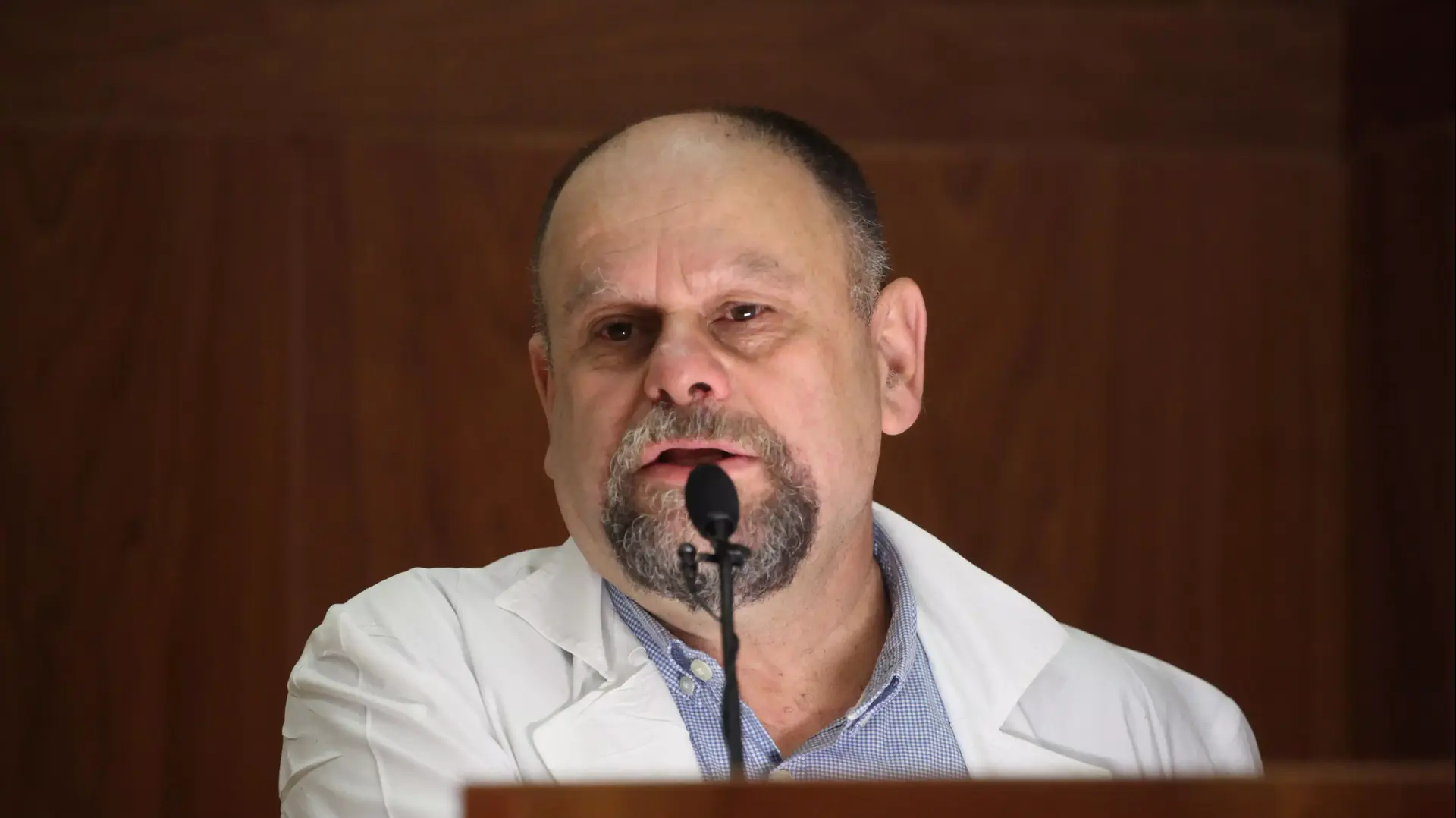 פרופ' דרור מבורך מנהל מחלקה פנימית בהדסה באסיפת חירום של בית החולים. ינואר 2014