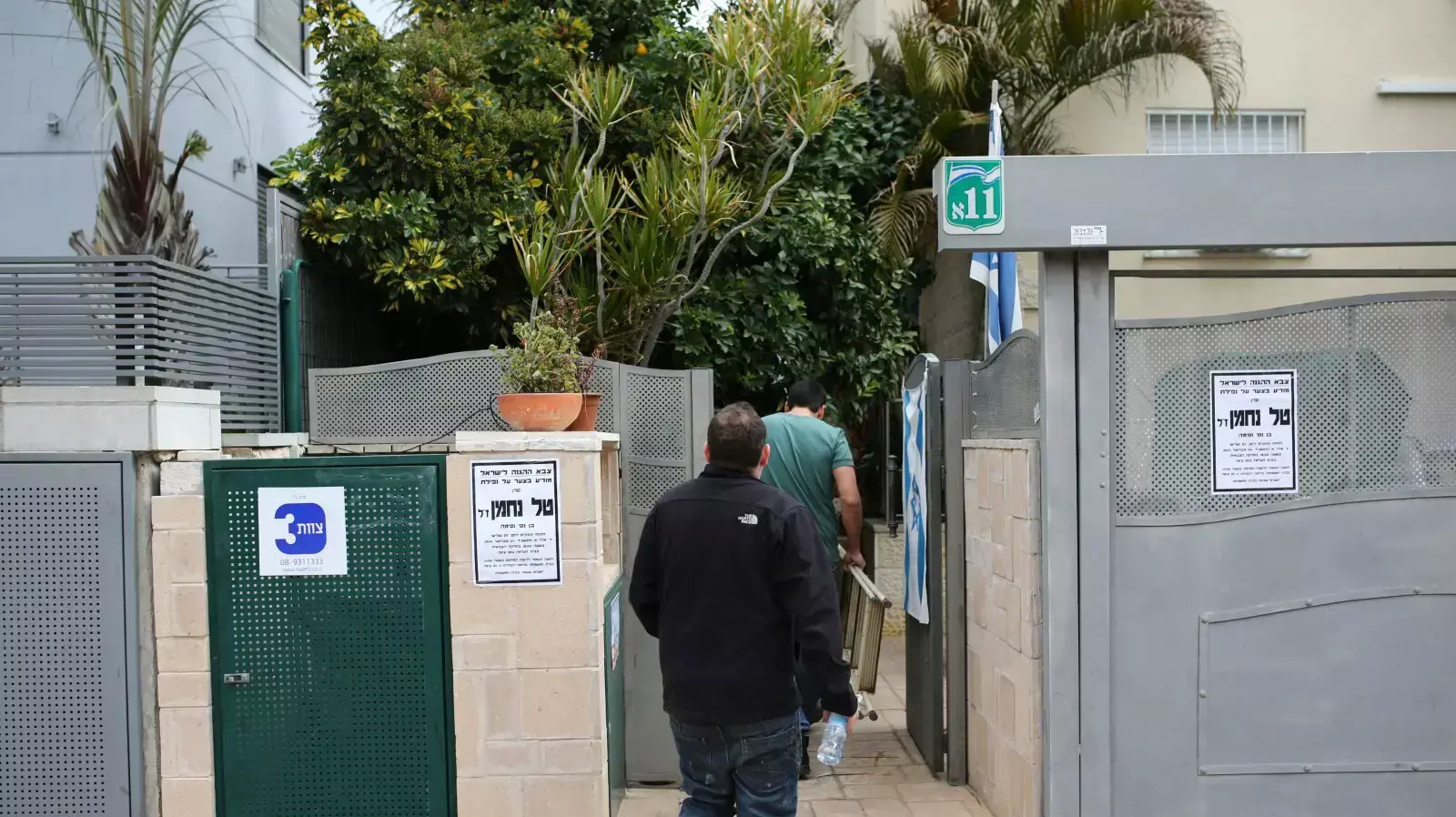 בית משפחת נחמן בנס ציונה שבנם טל נחמן נהרג היום מירי צה"ל בצפון רצועת עזה. ינואר 2014 בית משפחת נחמן בנס ציונה שבנם טל נחמן נהרג היום מירי צה"ל בצפון רצועת עזה. ינואר 2014
