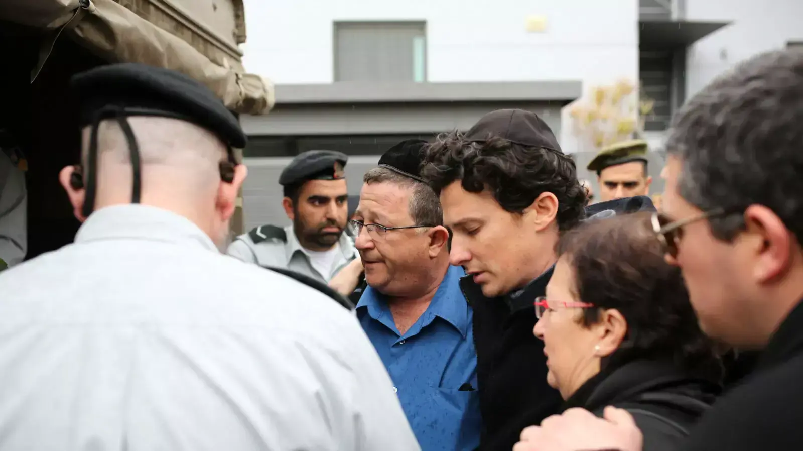 נסי נחמן אביו של טל נחמן שנהרג הבוקר מול ארונו בדרך להלוויה. ינואר 2014 נסי נחמן אביו של טל נחמן שנהרג הבוקר מול ארונו בדרך להלוויה. ינואר 2014