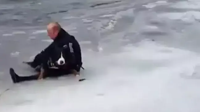 אוב קרלסן שהציל את כלבו שנפל לאגם בנורבגיה, ינואר 2014 אוב קרלסן שהציל את כלבו שנפל לאגם בנורבגיה, ינואר 2014