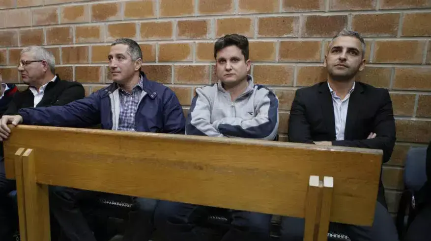 מנור גינדי, אורי לוי ועמרם פרץ בהארכת מעצר בבית משפט השלום כפר-סבא. ינואר 2014 מנור גינדי, אורי לוי ועמרם פרץ בהארכת מעצר בבית משפט השלום כפר-סבא. ינואר 2014
