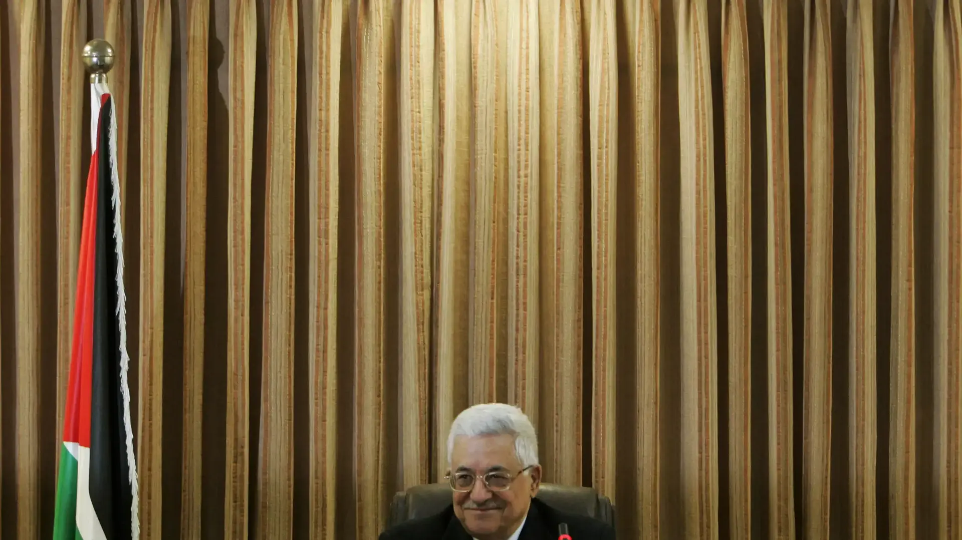 אבו מאזן בלשכתו אבו מאזן בלשכתו