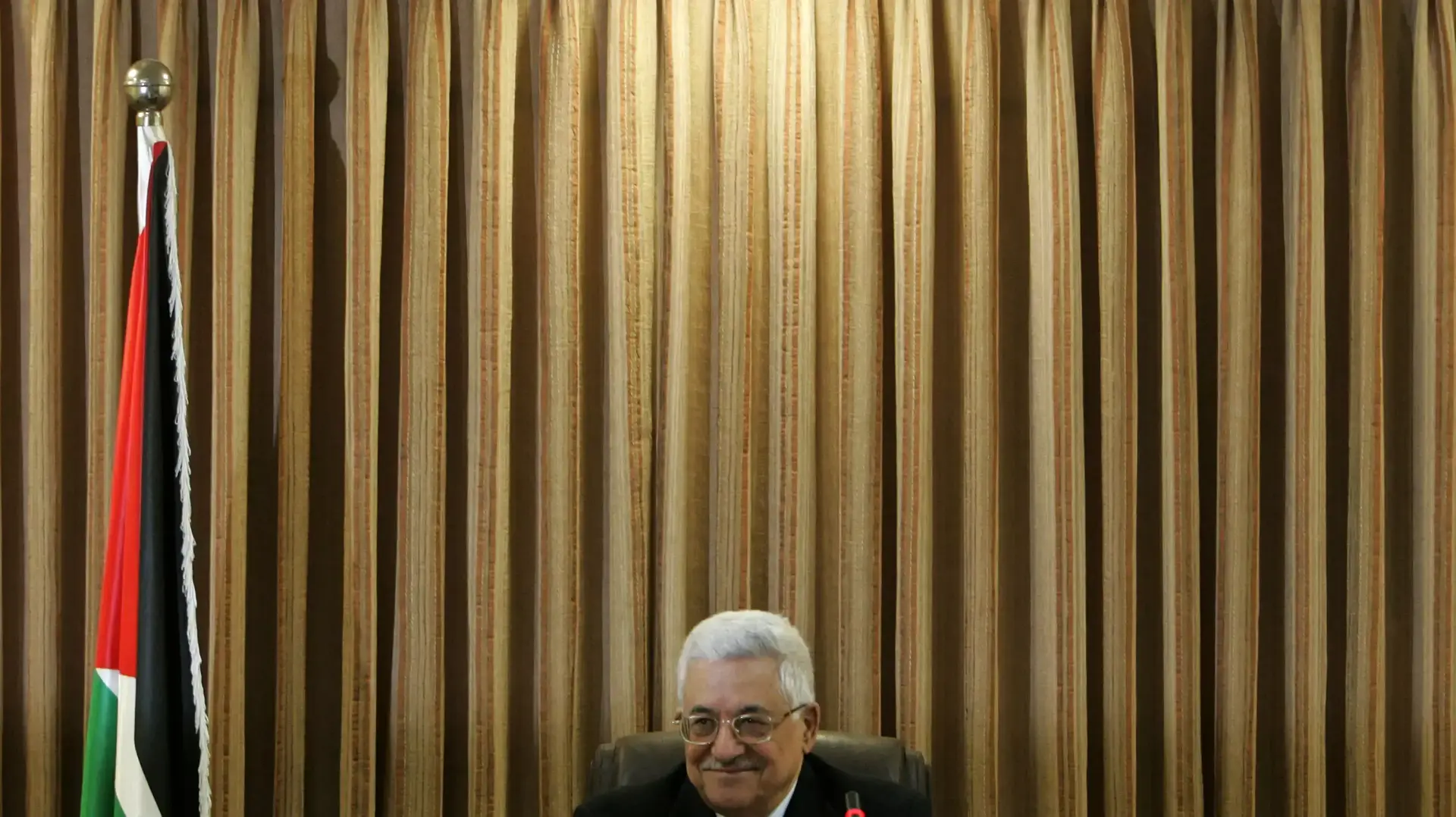 אבו מאזן בלשכתו אבו מאזן בלשכתו
