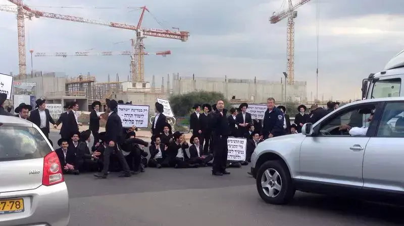 המחנה הקיצוני בציבור הליטאי מפגין בכניסה לאשדוד במחאה על מעצרו של מסורב גיוס שנשפט ל 5 ימי מעצר. פברואר 2014 המחנה הקיצוני בציבור הליטאי מפגין בכניסה לאשדוד במחאה על מעצרו של מסורב גיוס שנשפט ל 5 ימי מעצר. פברואר 2014