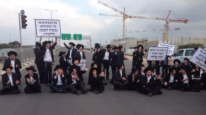 המחנה הקיצוני בציבור הליטאי מפגין בכניסה לאשדוד במחאה על מעצרו של מסורב גיוס שנשפט ל 5 ימי מעצר. פברואר 2014 המחנה הקיצוני בציבור הליטאי מפגין בכניסה לאשדוד במחאה על מעצרו של מסורב גיוס שנשפט ל 5 ימי מעצר. פברואר 2014