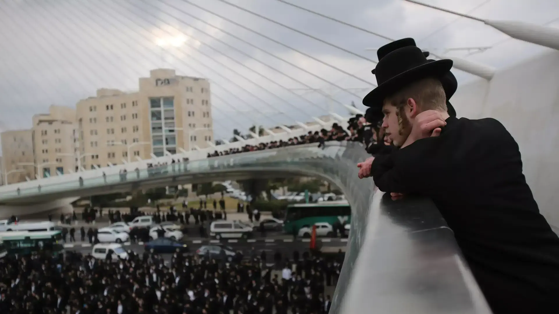 המחנה הקיצוני בציבור הליטאי מפגין בגשר המיתרים בירושלים במחאה על מעצרו של מסורב גיוס שנשפט ל 5 ימי מעצר. פברואר 2014 המחנה הקיצוני בציבור הליטאי מפגין בגשר המיתרים בירושלים במחאה על מעצרו של מסורב גיוס שנשפט ל 5 ימי מעצר. פברואר 2014