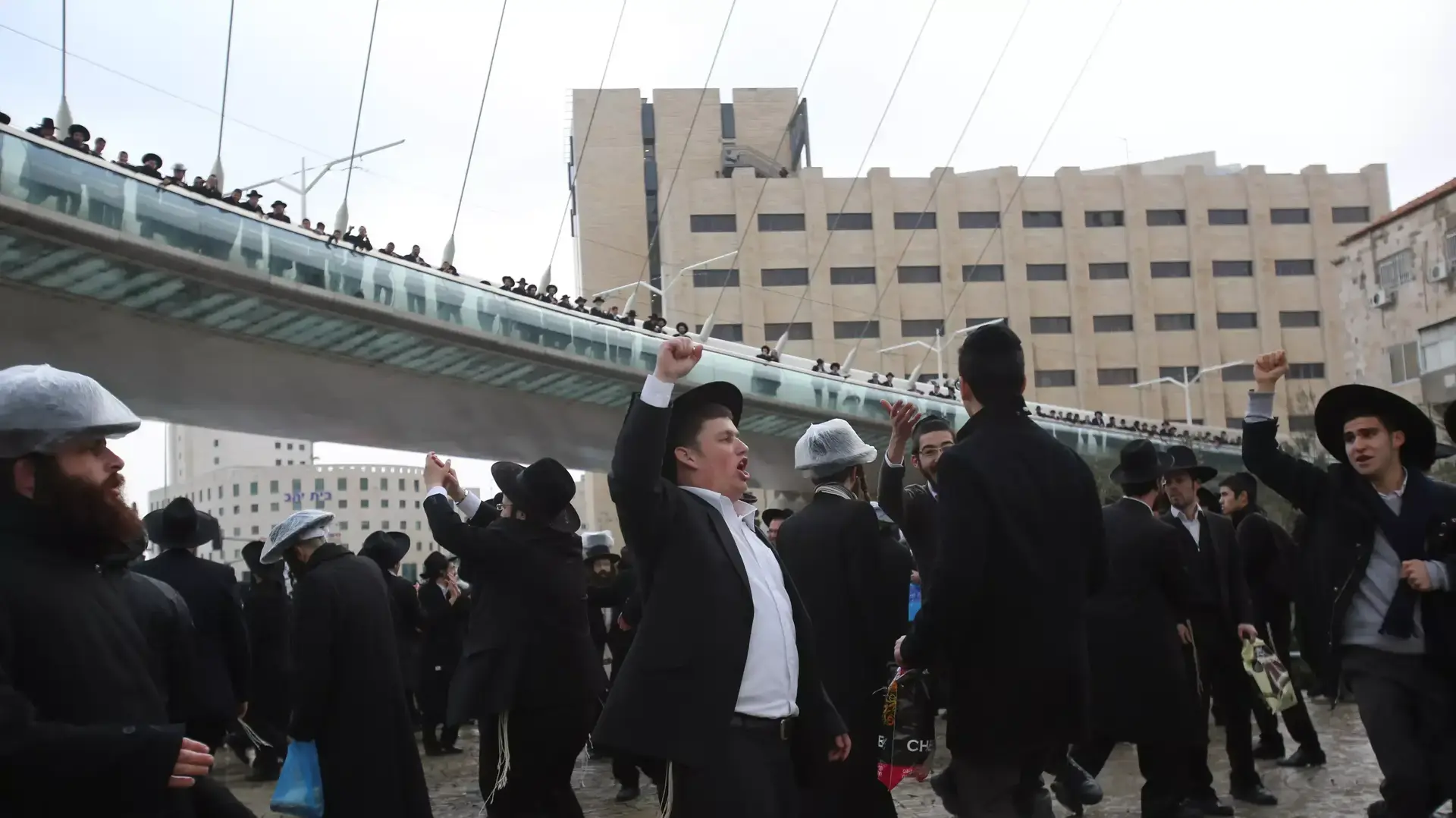 המחנה הקיצוני בציבור הליטאי מפגין בגשר המיתרים בירושלים במחאה על מעצרו של מסורב גיוס שנשפט ל 5 ימי מעצר. פברואר 2014 המחנה הקיצוני בציבור הליטאי מפגין בגשר המיתרים בירושלים במחאה על מעצרו של מסורב גיוס שנשפט ל 5 ימי מעצר. פברואר 2014