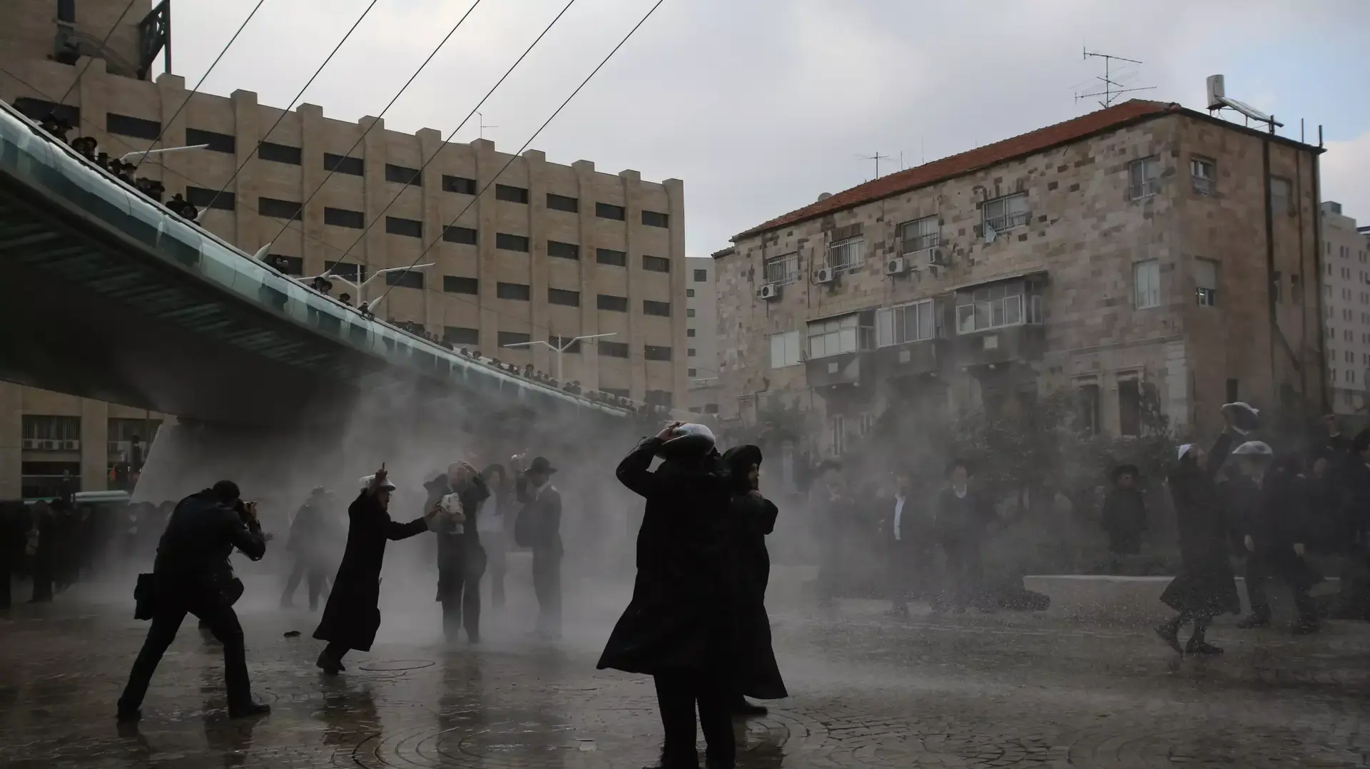 המחנה הקיצוני בציבור הליטאי מפגין בגשר המיתרים בירושלים במחאה על מעצרו של מסורב גיוס שנשפט ל 5 ימי מעצר. פברואר 2014 המחנה הקיצוני בציבור הליטאי מפגין בגשר המיתרים בירושלים במחאה על מעצרו של מסורב גיוס שנשפט ל 5 ימי מעצר. פברואר 2014