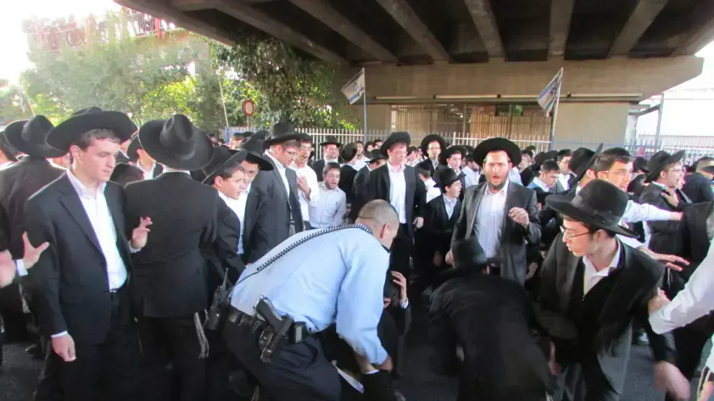 הפגנת חרדים בבני ברק במחאה על סרבן גיוס שנשפט ל5 ימי מעצר בכלא 6. פברואר 2014 הפגנת חרדים בבני ברק במחאה על סרבן גיוס שנשפט ל5 ימי מעצר בכלא 6. פברואר 2014