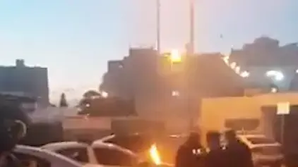מפגינים חרדים מציתים ניידת משטרה באשדוד מפגינים חרדים מציתים ניידת משטרה באשדוד