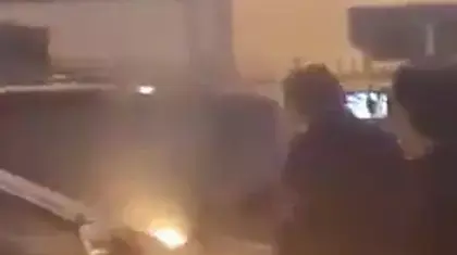 מפגינים חרדים מציתים ניידת משטרה באשדוד מפגינים חרדים מציתים ניידת משטרה באשדוד