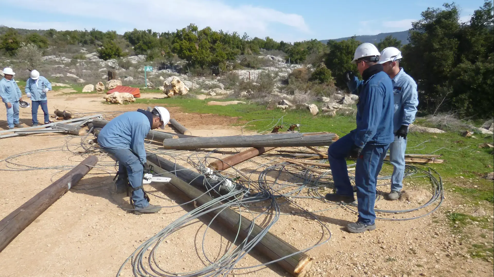 שיקום נזקי סערת השלג בצפון בנחל עמוד. פברואר 2014 שיקום נזקי סערת השלג בצפון בנחל עמוד. פברואר 2014
