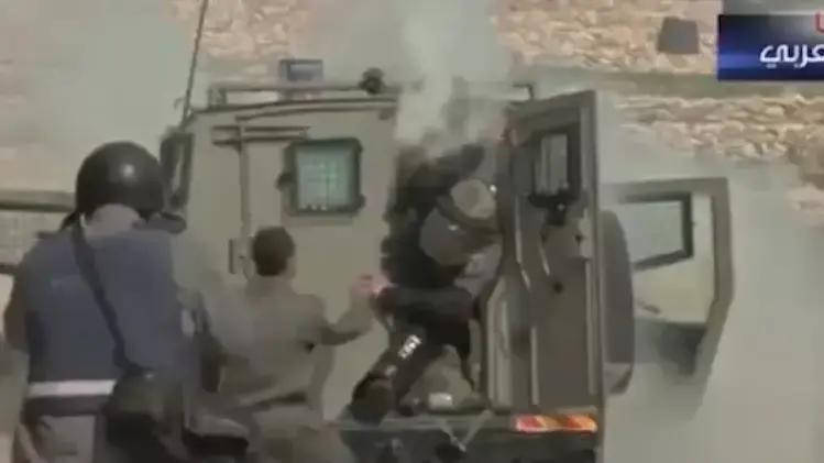 רימון גז התפוצץ בג'יפ בו שהו לוחמי מג"ב רימון גז התפוצץ בג'יפ בו שהו לוחמי מג"ב