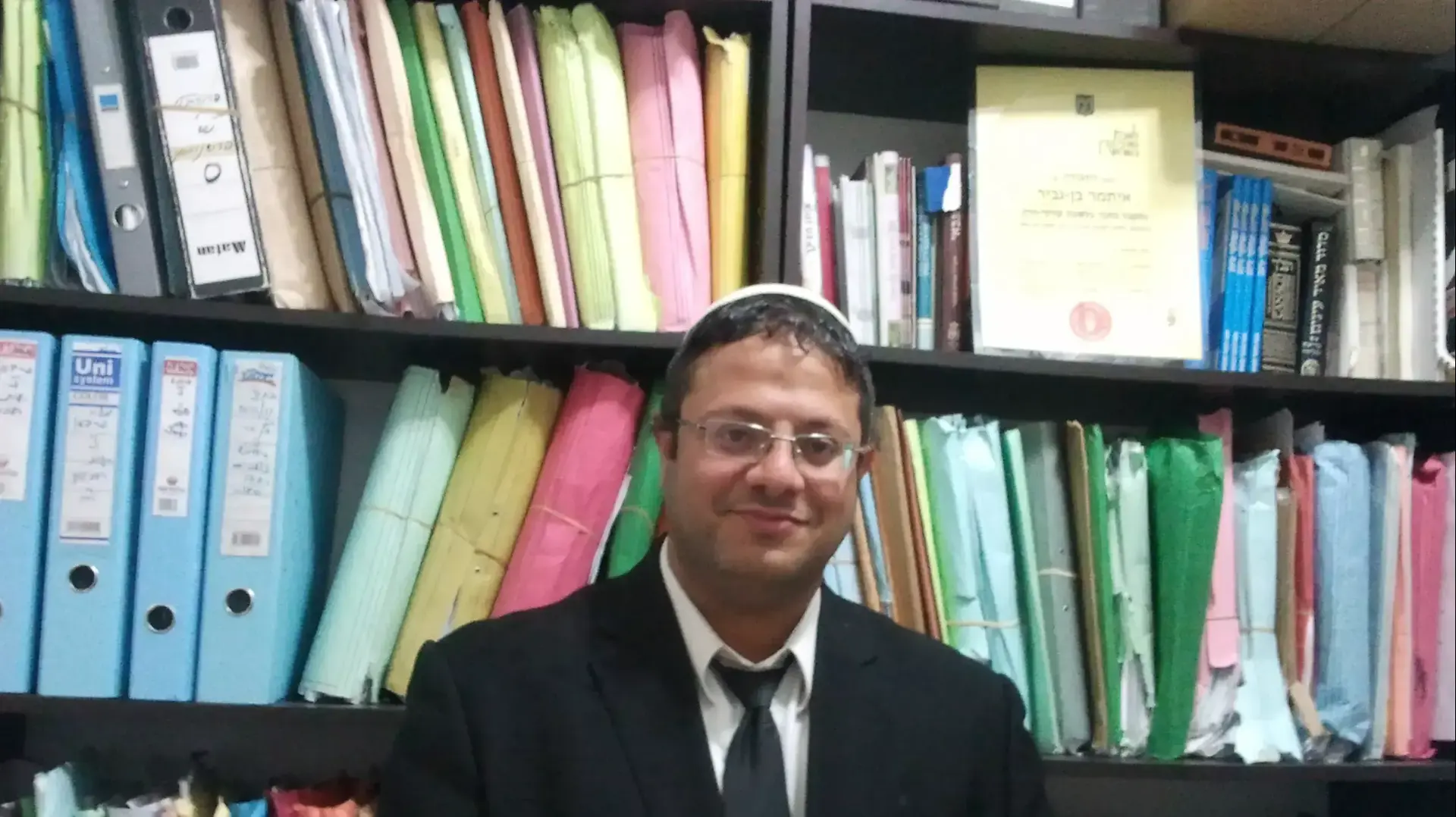 פעיל הימין איתמר בן גביר, עורך דין של שני פעילי להב"ה החשודים בתקיפה של נערה בגלל שיצאה עם בחור ערבי פעיל הימין איתמר בן גביר, עורך דין של שני פעילי להב"ה החשודים בתקיפה של נערה בגלל שיצאה עם בחור ערבי