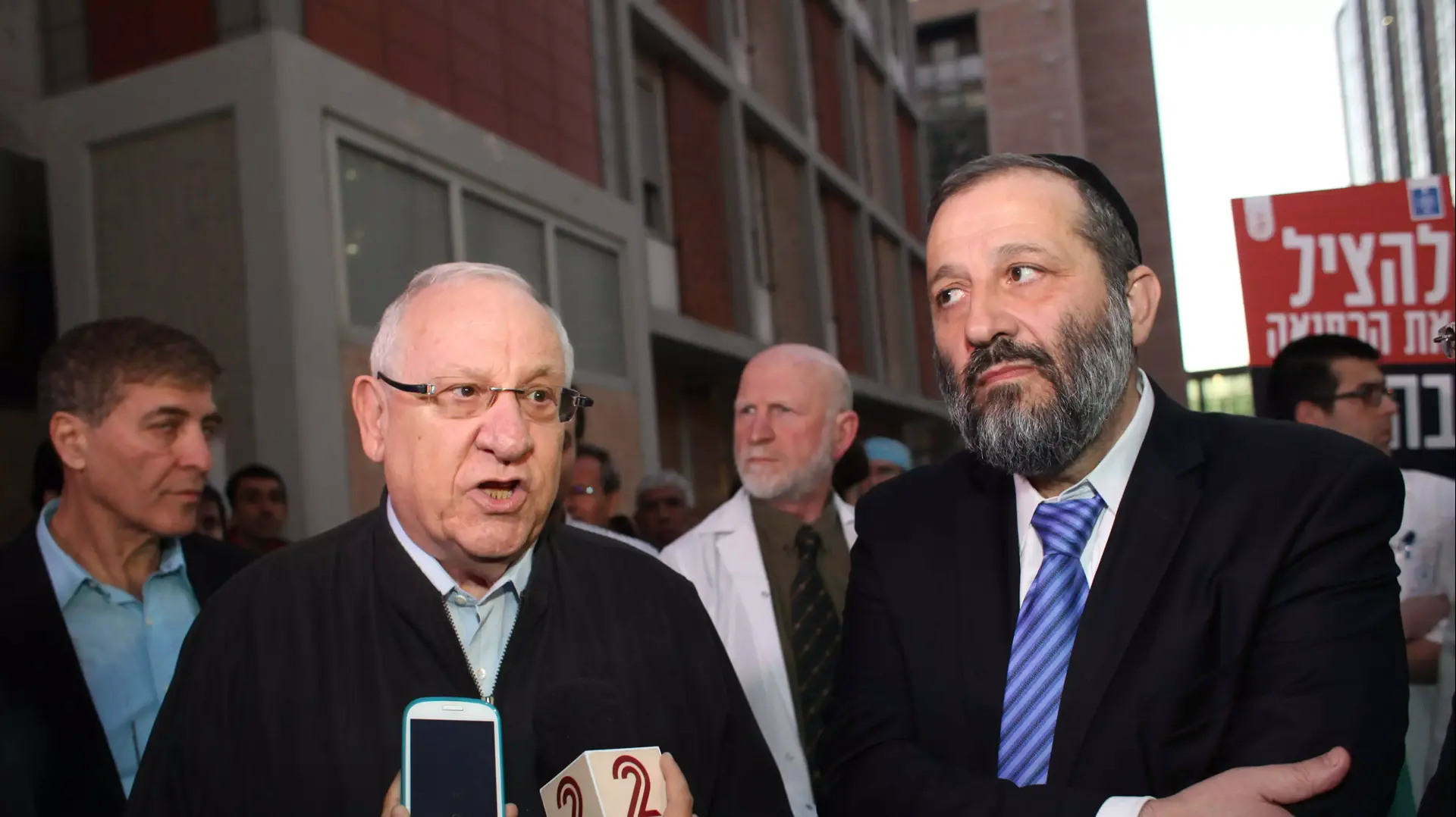 חברי כנסת הגיעו למאהל המאבק בבית החולים הדסה עין כרם, ינואר 2014 חברי כנסת הגיעו למאהל המאבק בבית החולים הדסה עין כרם, ינואר 2014