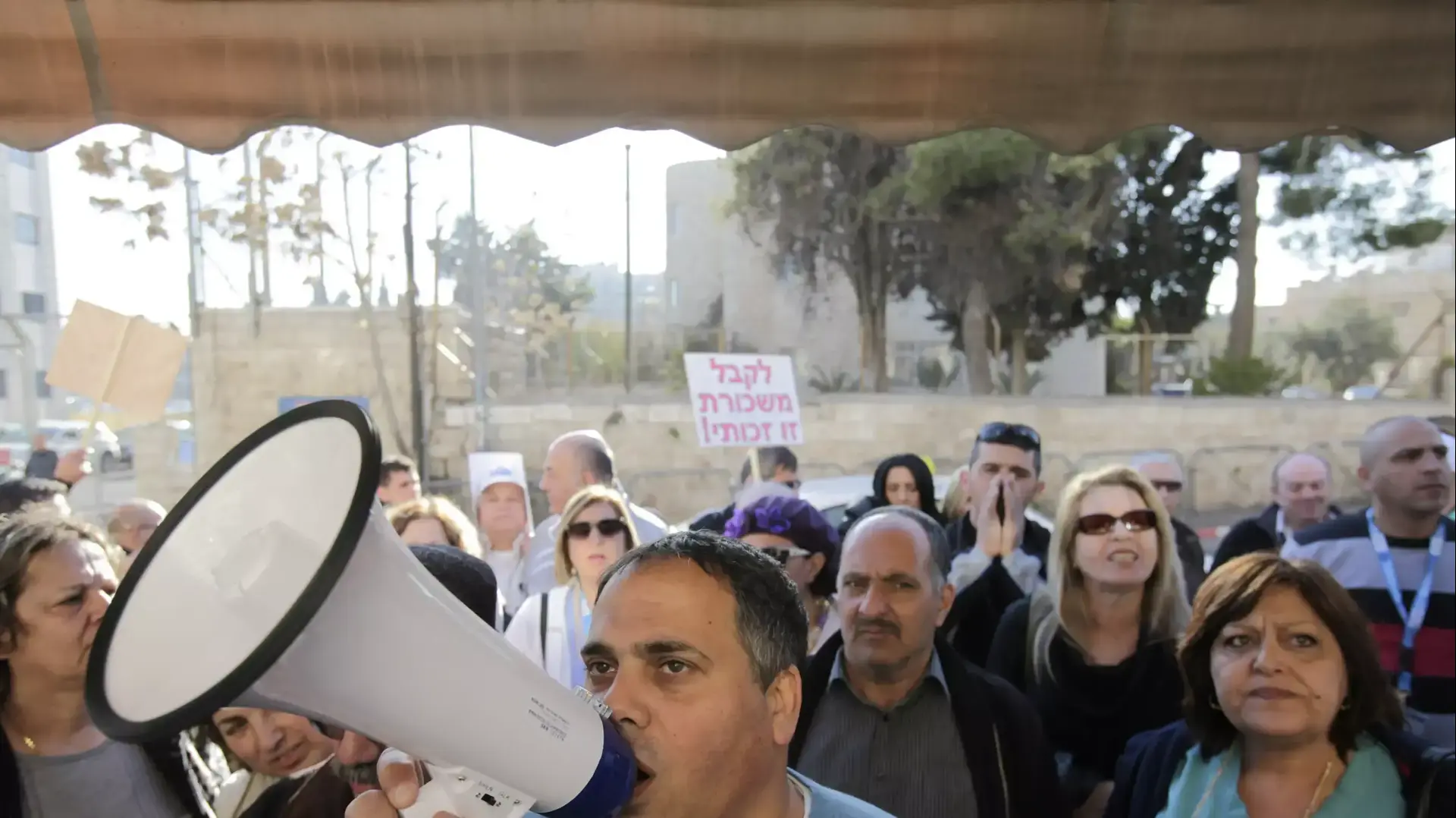 עובדי בית החולים הדסה מוחים מול בית המשפט המחוזי בירושלים, ינואר 2014