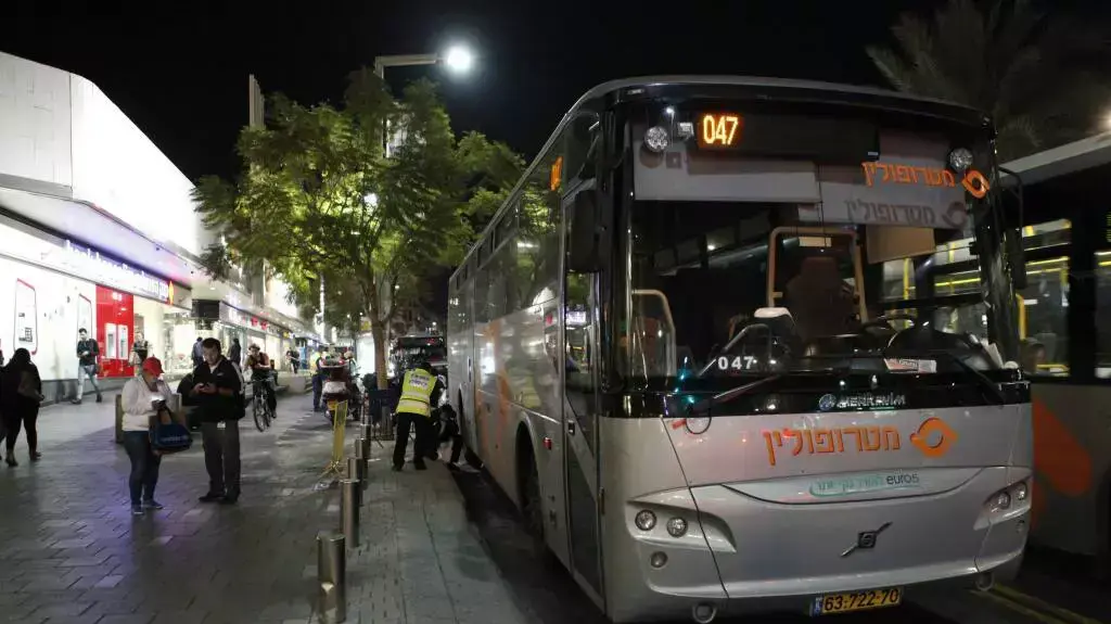 אוטובוס פגע בקשישה בתאונת דרכים ברחוב אבן גבירול בתל אביב, ינואר 2014 אוטובוס פגע בקשישה בתאונת דרכים ברחוב אבן גבירול בתל אביב, ינואר 2014