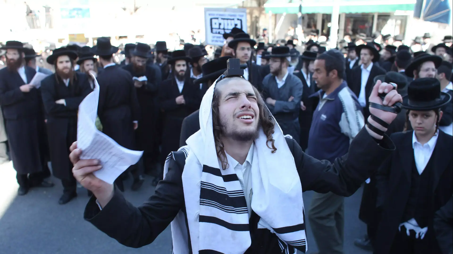 הפגנת החרדים בכיכר השבת בירושלים נגד חילול קברים בבית שמש, ינואר 2014 הפגנת החרדים בכיכר השבת בירושלים נגד חילול קברים בבית שמש, ינואר 2014