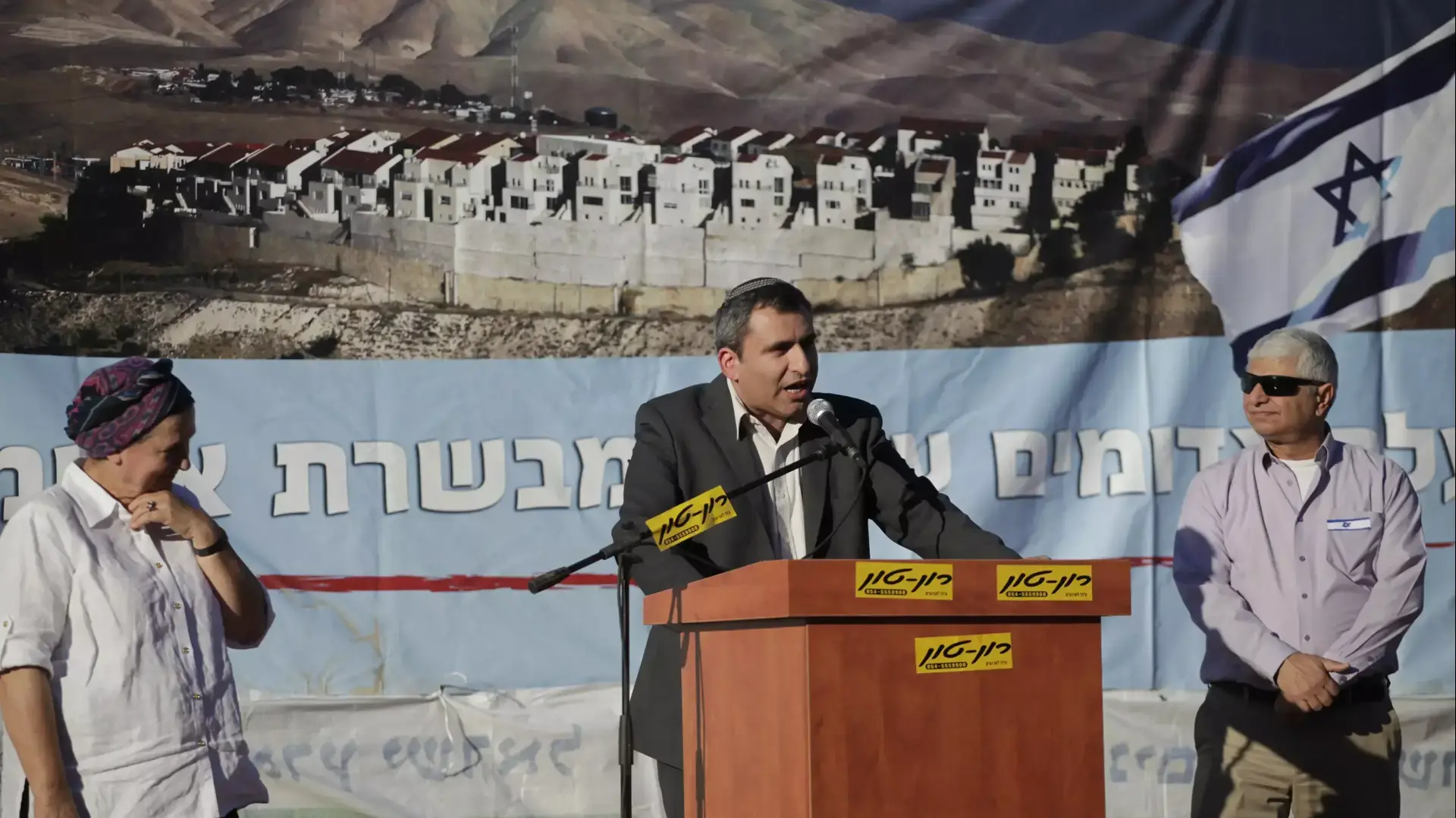 ח"כ זאב אלקין בצעדת המונים במבשרת אדומים (E1) בקריאה לממשלת ישראל להדוף את לחצי אומות העולם. פברואר 2014