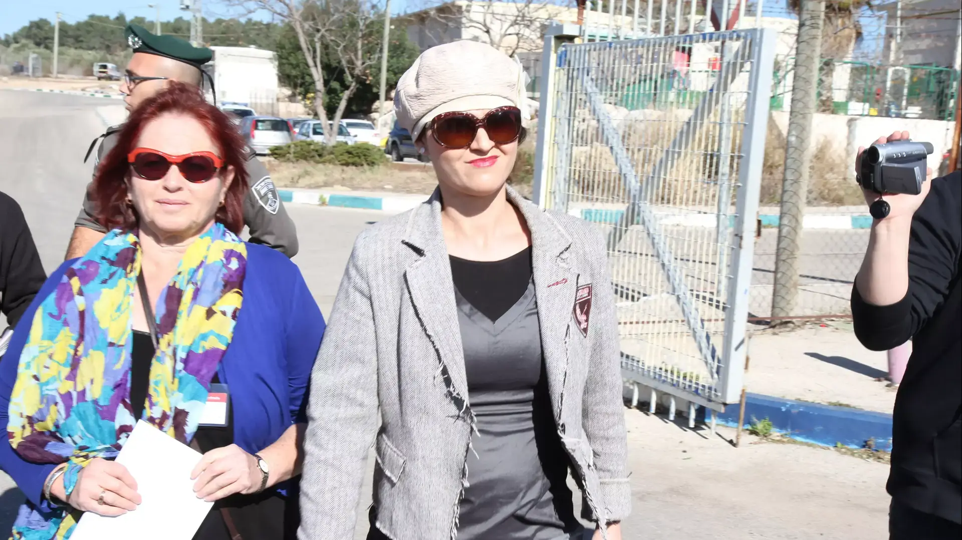 אדוה אמה של אדל ביטון בבית הדין הצבאי מגידו שם ראתה את מי שהשליך על ביתה אבנים ופגע בה באופן קשה. פברואר