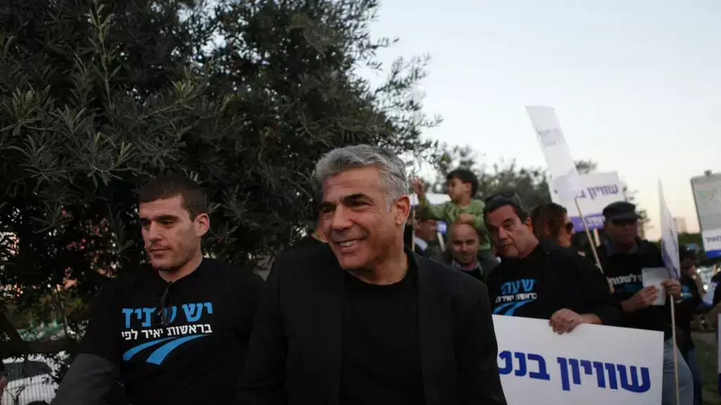השרים וחברי הכנסת של מפלגת "יש עתיד" יחד עם פעילי בפעילות שטח בצומת ארלוזורוב בנושא השוויון בנטל. פברואר 2014