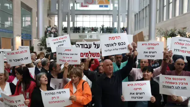 עובדי בית החולים הדסה עין כרם עוזבים את המחלקות בהמשך למחאה, ינואר 2014 עובדי בית החולים הדסה עין כרם עוזבים את המחלקות בהמשך למחאה, ינואר 2014