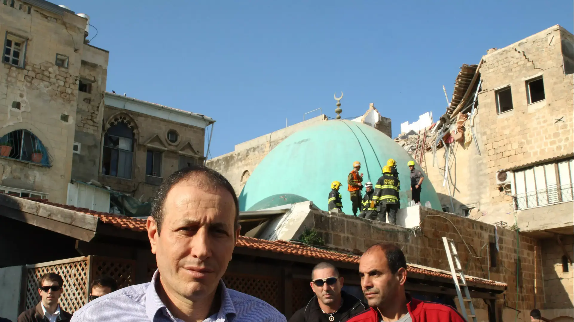 ראש עיריית עכו, שמעון לנקרי מגיע לעיר העתיקה בעקבות קריסת בניין, פברואר 2014 ראש עיריית עכו, שמעון לנקרי מגיע לעיר העתיקה בעקבות קריסת בניין, פברואר 2014