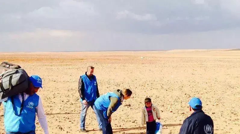 מרואן, ילד סורי בן ארבע שאותר בידי אנשי האו"ם צועד במדבר בדרכו לירדן. פברואר 2014 מרואן, ילד סורי בן ארבע שאותר בידי אנשי האו"ם צועד במדבר בדרכו לירדן. פברואר 2014
