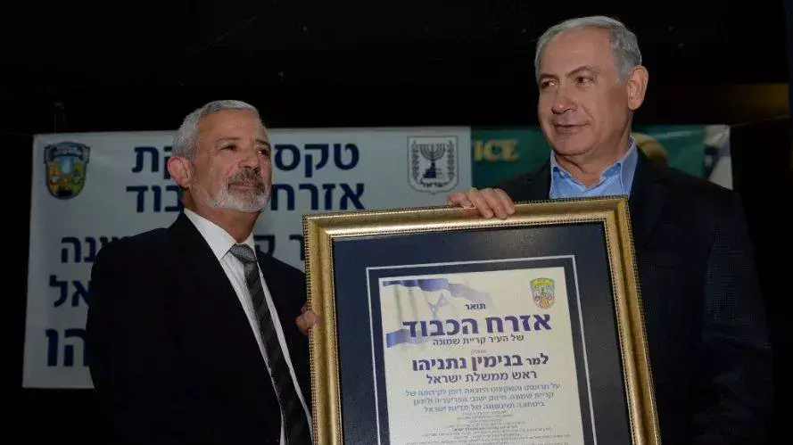 ביקור ראש הממשלה בנימין נתניהו בבית חולים שדה של צה"ל לטיפול בפצועים מסוריה, פברואר 2014 ביקור ראש הממשלה בנימין נתניהו בבית חולים שדה של צה"ל לטיפול בפצועים מסוריה, פברואר 2014