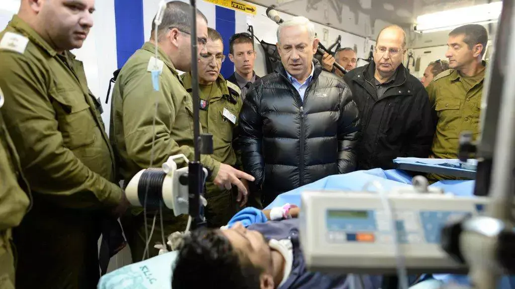 ביקור ראש הממשלה בנימין נתניהו בבית חולים שדה של צה"ל לטיפול בפצועים מסוריה, פברואר 2014 ביקור ראש הממשלה בנימין נתניהו בבית חולים שדה של צה"ל לטיפול בפצועים מסוריה, פברואר 2014
