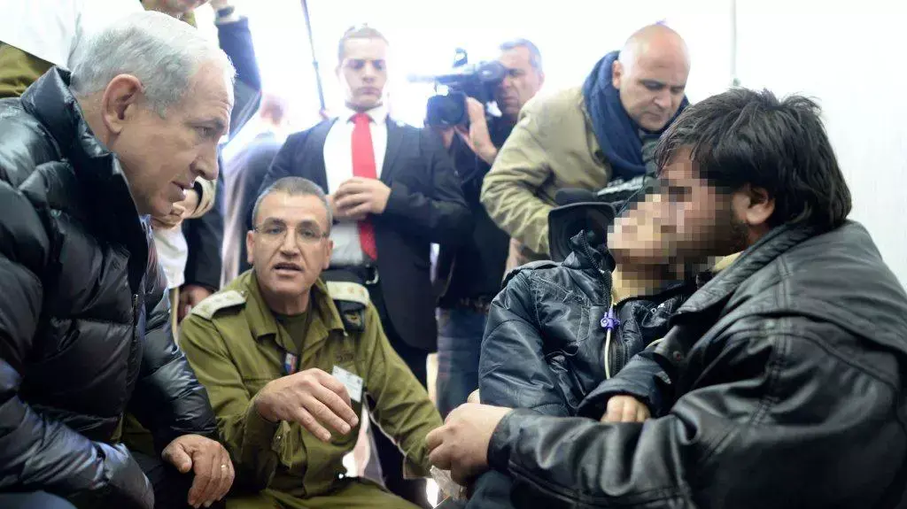 ביקור ראש הממשלה בנימין נתניהו בבית חולים שדה של צה"ל לטיפול בפצועים מסוריה, פברואר 2014 ביקור ראש הממשלה בנימין נתניהו בבית חולים שדה של צה"ל לטיפול בפצועים מסוריה, פברואר 2014