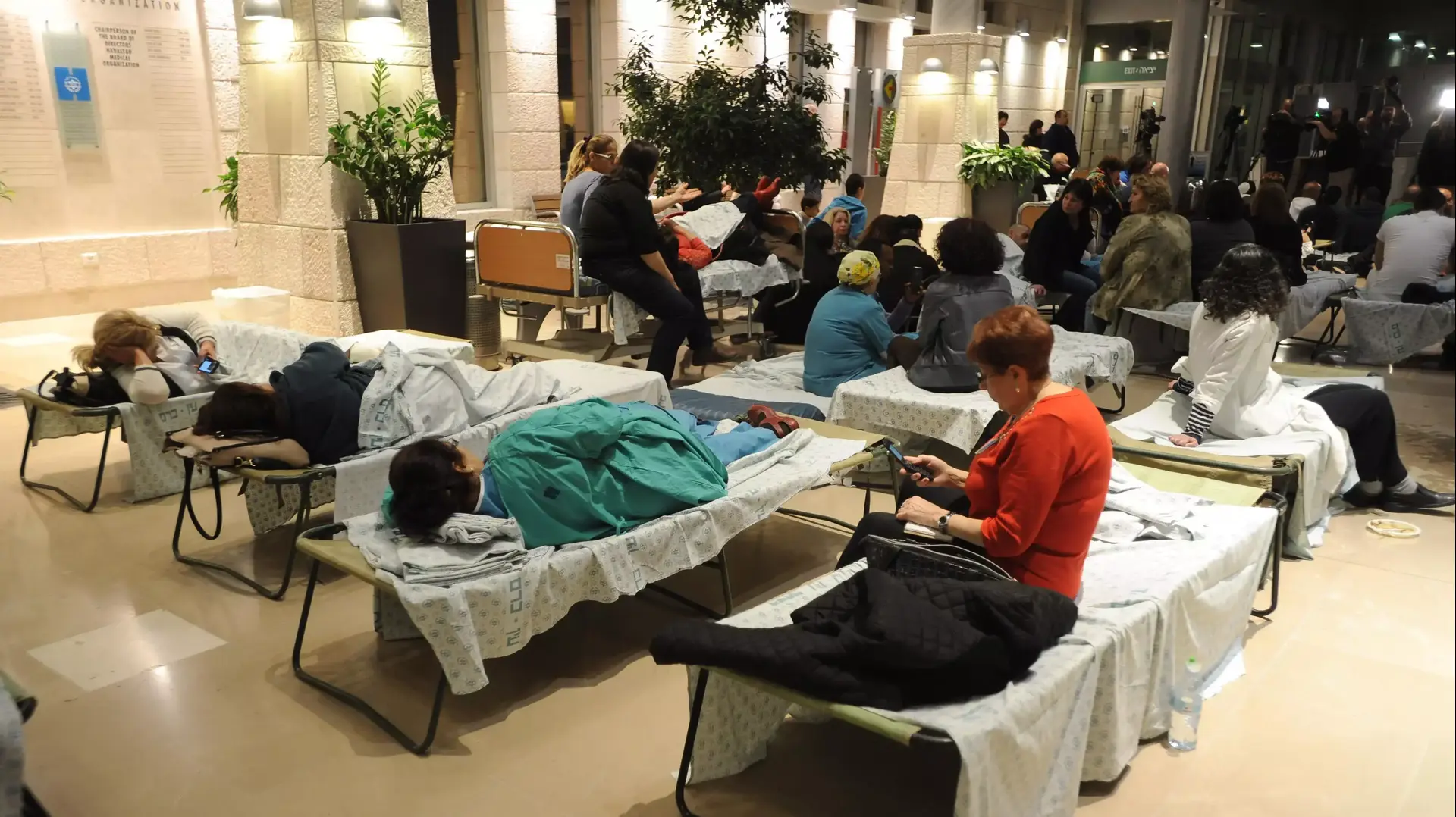 עובדי בית החולים הדסה באקט מחאה של לינה בבית החולים, פברואר 2014 עובדי בית החולים הדסה באקט מחאה של לינה בבית החולים, פברואר 2014