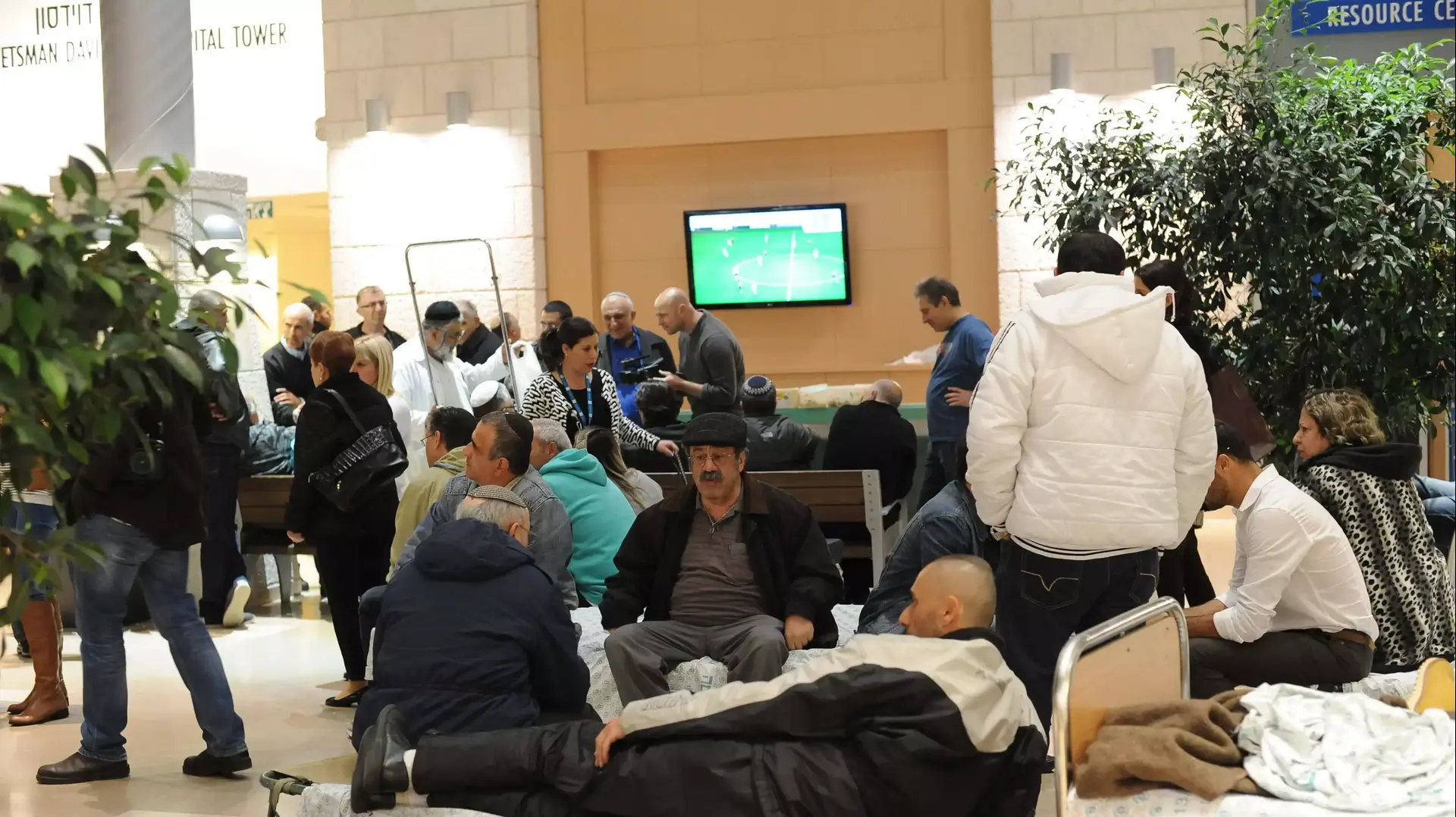 עובדי הדסה מעבירים לילה בכניסה לבית החולים כמחאה על הלנת שכרם עובדי הדסה מעבירים לילה בכניסה לבית החולים כמחאה על הלנת שכרם