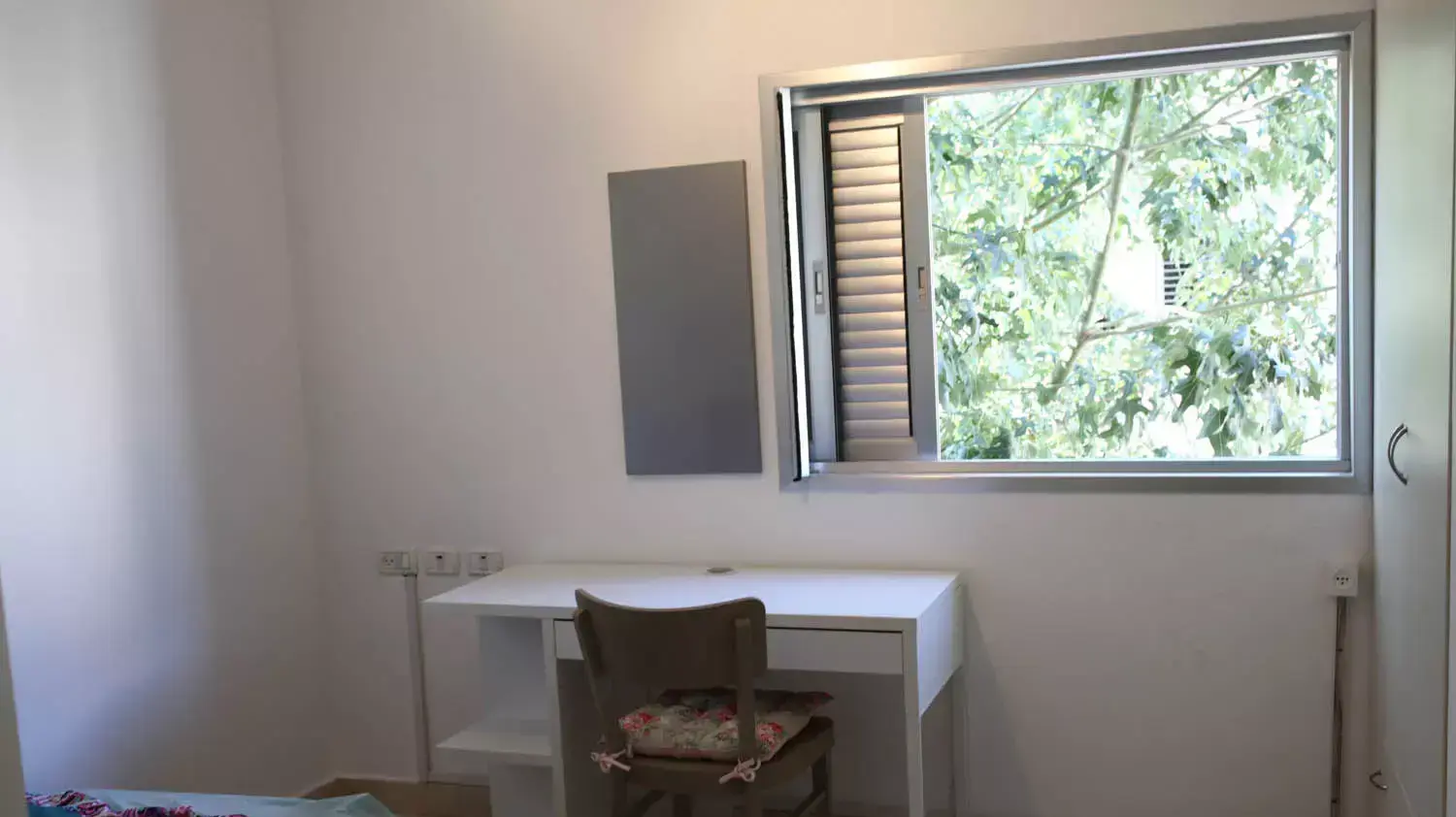 החדר בהוסטל של אקי"ם שספג יריות, שכונת צהלה תל אביב. פברואר 2014