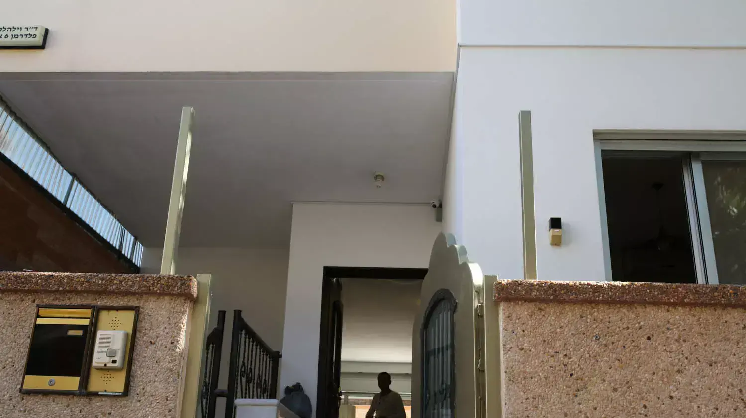 הוסטל של אקי"ם שספג יריות ברחוב צהלה תל אביב. פברואר 2014 הוסטל של אקי"ם שספג יריות ברחוב צהלה תל אביב. פברואר 2014