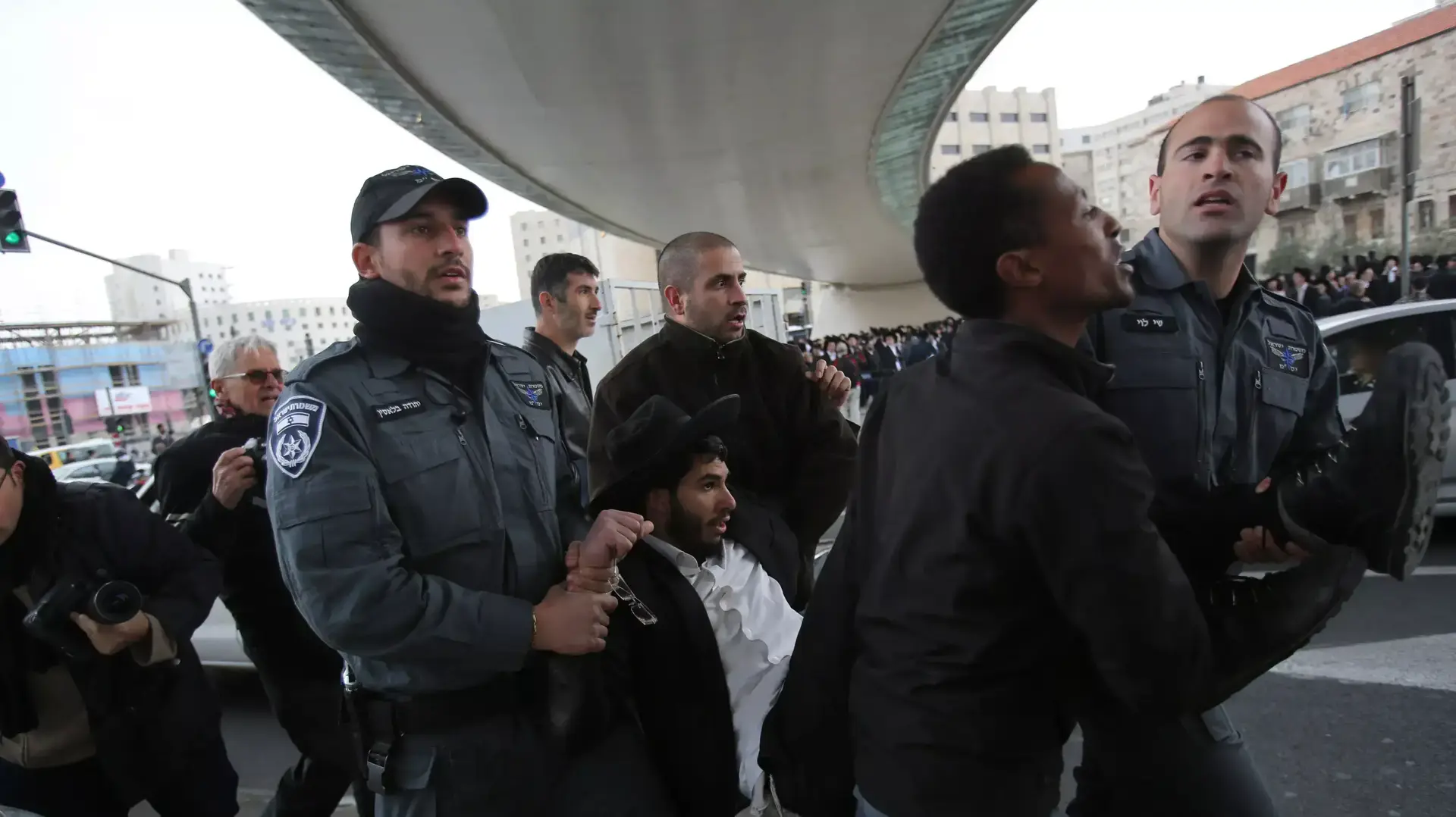 המחנה הקיצוני בציבור הליטאי מפגין בגשר המיתרים בירושלים במחאה על מעצרו של מסורב גיוס שנשפט ל 5 ימי מעצר. פברואר 2014 המחנה הקיצוני בציבור הליטאי מפגין בגשר המיתרים בירושלים במחאה על מעצרו של מסורב גיוס שנשפט ל 5 ימי מעצר. פברואר 2014