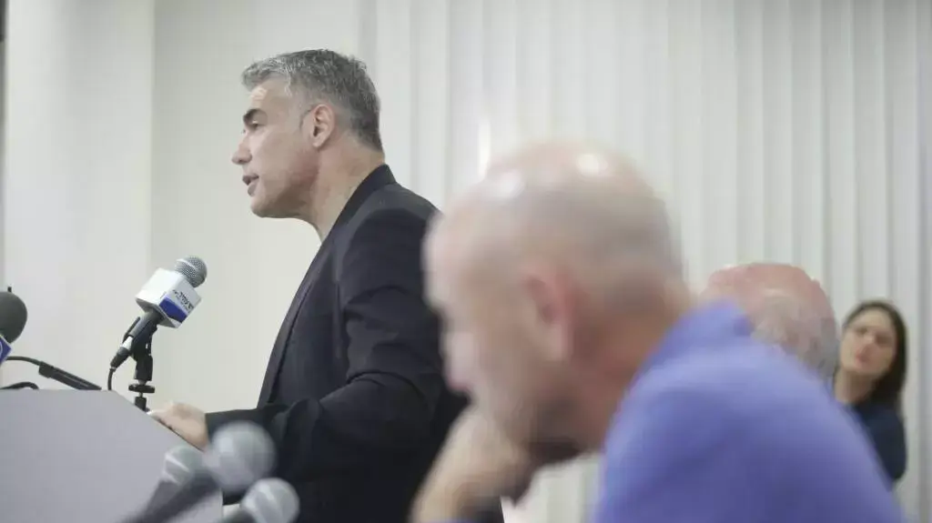 יאיר לפיד במסיבת עיתונאים של "יש עתיד", פברואר 2014 יאיר לפיד במסיבת עיתונאים של "יש עתיד", פברואר 2014