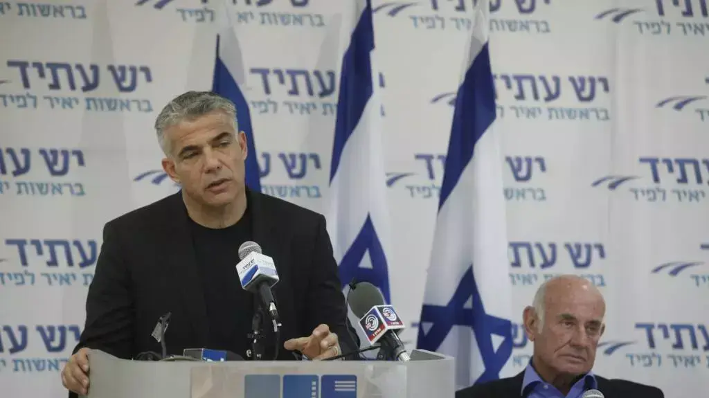 יאיר לפיד במסיבת עיתונאים של "יש עתיד", פברואר 2014 יאיר לפיד במסיבת עיתונאים של "יש עתיד", פברואר 2014