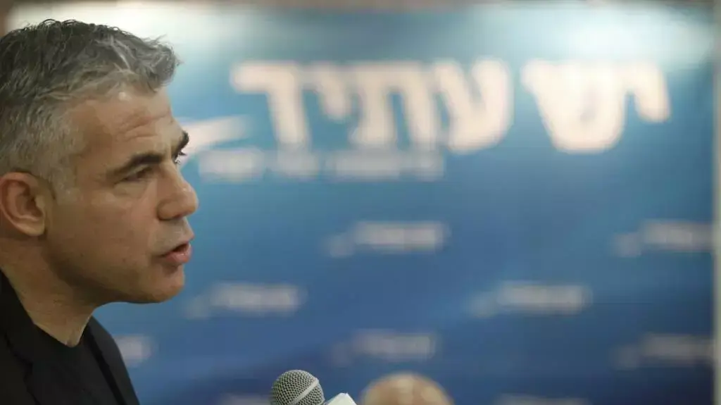 יאיר לפיד במסיבת עיתונאים של "יש עתיד", פברואר 2014 יאיר לפיד במסיבת עיתונאים של "יש עתיד", פברואר 2014