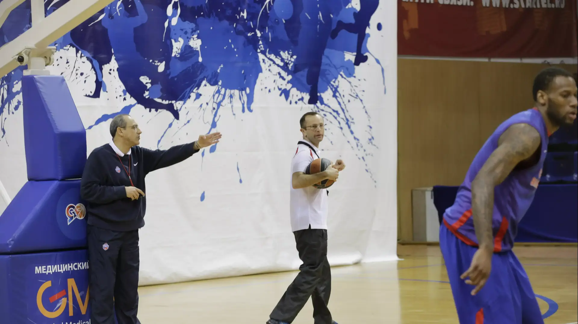 אטורה מסינה מאמן צסק"א מוסקבה עם עוזרו דן שמיר אטורה מסינה מאמן צסק"א מוסקבה עם עוזרו דן שמיר