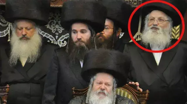 אלי כהן, החשוד שניסה להבריח חלקי מטוסים לאיראן, אצל האדמו"ר של חסידות פרימשלן, הרב מאיר רוזנבוים