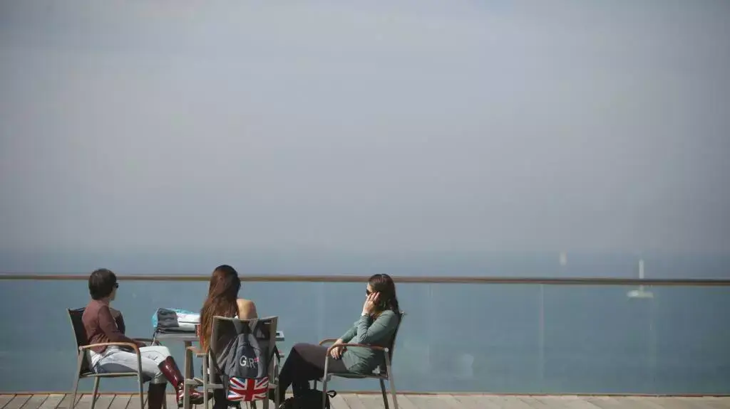 רוחצים בחוף הים בתל אביב רוחצים בחוף הים בתל אביב