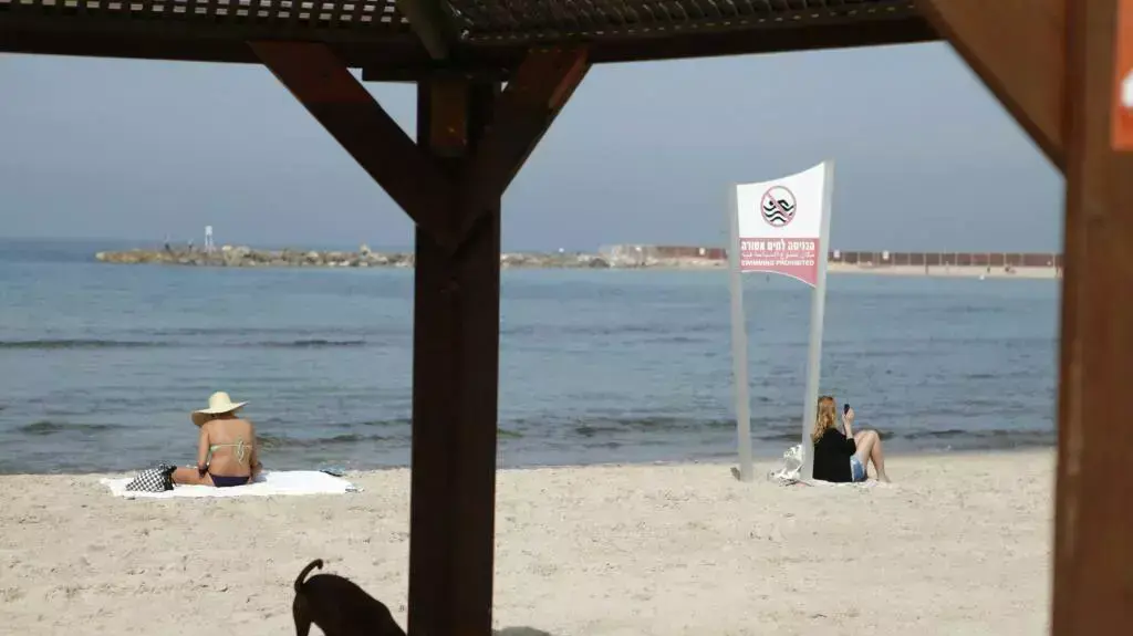 רוחצים בחוף הים בתל אביב רוחצים בחוף הים בתל אביב