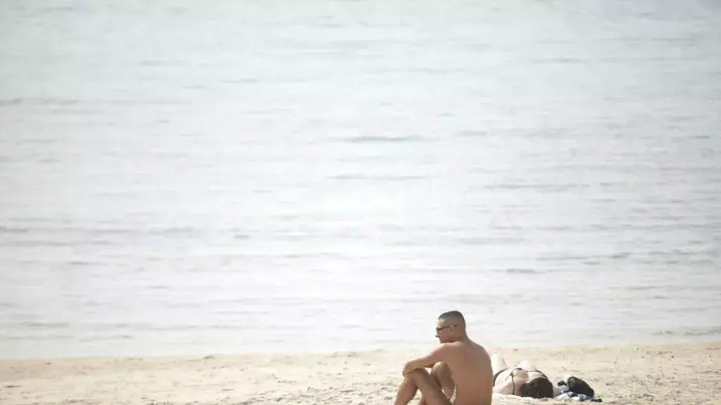 רוחצים בחוף הים בתל אביב רוחצים בחוף הים בתל אביב